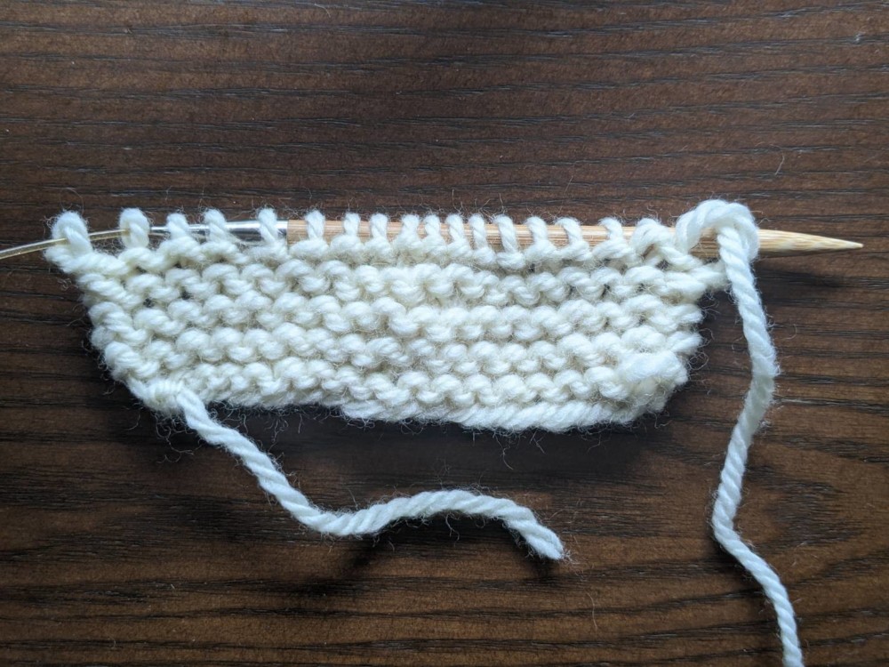 初心者でも挑戦しやすいガーター編みの編み方 初めてのプレゼントにも あむいと